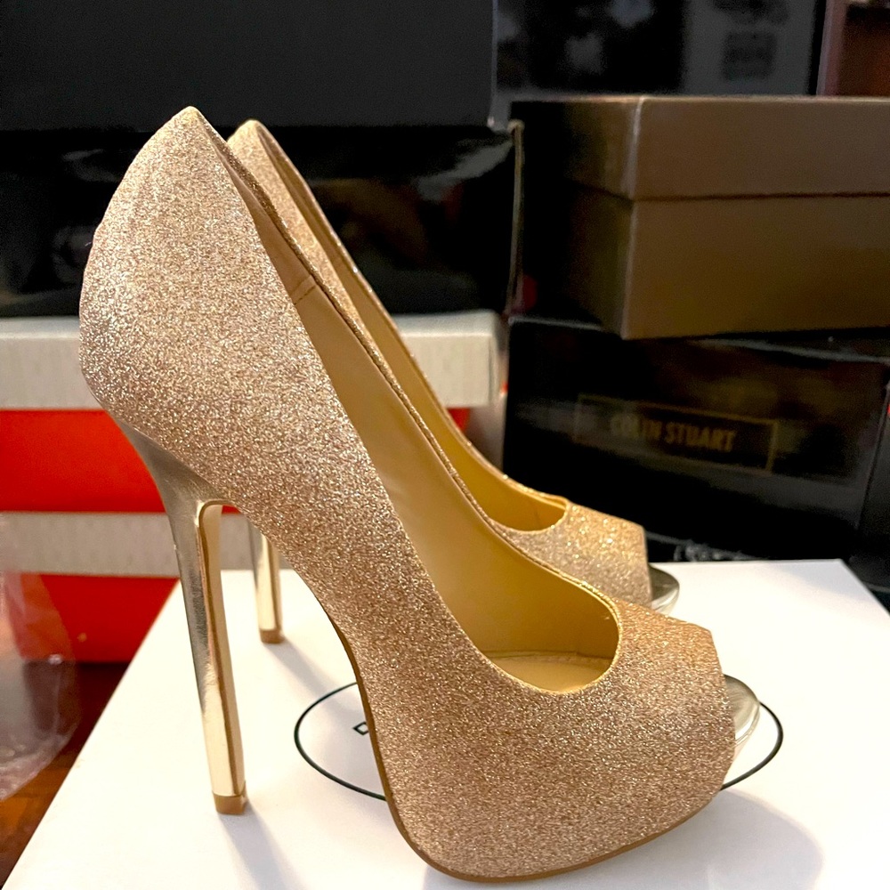 Brand new high heels from Steve Madden golden glitters size 5